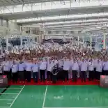 Duet Pembalap HRC MotoGP Kunjungi Pabrik Produksi Honda PCX Duet Pembalap HRC MotoGP Kunjungi Pabrik Produksi Honda PCX