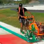 Melihat Proses Pengecatan Kerb Sirkuit Mandalika