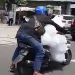 Viral Pengendara Mio J Nekat Angkut Beban Berlebihan