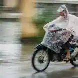 Musim Hujan Tiba, Pengendara Motor Diminta Hindari Jas Hujan Ponco