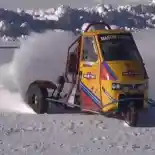 Pakai Mesin Triumph, Piaggio Ape Beraksi di Tengah Salju