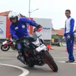 Teknik Pengereman yang Aman Ketika Berkendara di Saat Hujan