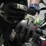 Sudah Tahukah Kriteria Ideal Sepatu dan Sarung Tangan Hadapi Musim Hujan?