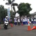 Peringati Hari Ibu, Puluhan Guru Wanita Dapatkan Edukasi Safety Riding