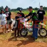 Resmikan Trek Off-Road Anyar, Kawasaki Serah Terima KLX110 ke Konsumen