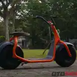 E-Skuter Skooth K1S Generasi Ketiga Bisa Berdiri Sendiri