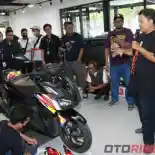 Mudah Banget! Begini Tips Lepas Stiker di Body Motor Agar Tak Merusak Cat