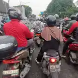 Tetap Tenang! Ini Tips Aman Berkendara di Kemacetan dengan Sepeda Motor