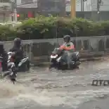 Tindakan Pertama Ketika Motor Listrik Mati Usai Lewati Banjir