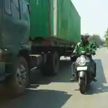 Hindari Kecelakaan Fatal, Ini Panduan Berkendara Motor Dekat Truk