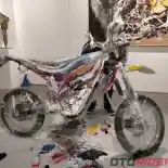 Tak Sekadar Transportasi, Motor Listrik Trail Ini Dibalut Seni Abstrak