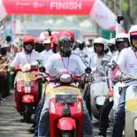 Serunya Komunitas Vespa Kawal Kirab Obor Asian Games 2018