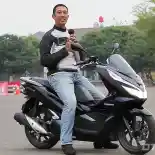 Video: First Ride Honda PCX Hybrid Video: First Ride Honda PCX Hybrid