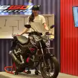 Duh Cantiknya Gadis Ini Bersama Motor Sport Terbaru Dari Honda Indonesia
