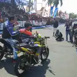 Wawan Tembong Ajak Adik Akrobat Bareng YZF-R25