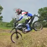 Jangan Pakai Rem Depan Ketika Berkendara Motor di Jalur Off-Road!