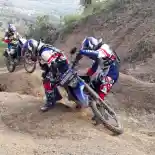 Terjatuh di Jalur Off-Road, Simak Tips Mudah dan Aman Mendirikan Motor