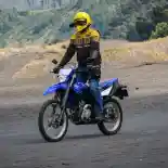 Naik Motor Trail Lewati Jalan Rusak dan Berbatu, Sebaiknya Berdiri atau Duduk?