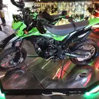 Galleri foto Galeri Foto: Kawasaki D-Tracker Baru Bermodal Pelek 17 Inci