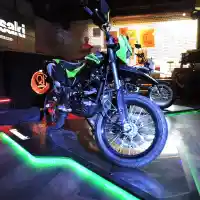 Galleri foto Galeri Foto: Kawasaki D-Tracker Baru Bermodal Pelek 17 Inci