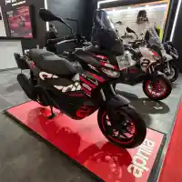 Galleri foto FOTO: Nuansa Black Matte dan Aksen Balap di Aprilia SR-GT Replica Terbaru Galleri foto FOTO: Nuansa Black Matte dan Aksen Balap di Aprilia SR-GT Replica Terbaru