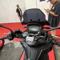 Galleri foto FOTO: Nuansa Black Matte dan Aksen Balap di Aprilia SR-GT Replica Terbaru Galleri foto FOTO: Nuansa Black Matte dan Aksen Balap di Aprilia SR-GT Replica Terbaru