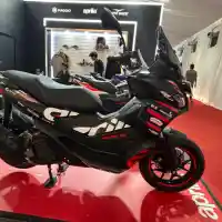 Galleri foto FOTO: Nuansa Black Matte dan Aksen Balap di Aprilia SR-GT Replica Terbaru Galleri foto FOTO: Nuansa Black Matte dan Aksen Balap di Aprilia SR-GT Replica Terbaru