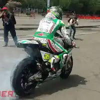 Galleri foto Galeri Foto: Cal Crutchlow Burnout di Kemayoran!