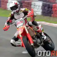 Galleri foto Galeri Foto Dimas Ekky Pratama Sliding Bersama Motor Supermoto