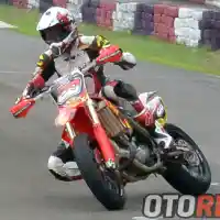 Galleri foto Galeri Foto Dimas Ekky Pratama Sliding Bersama Motor Supermoto