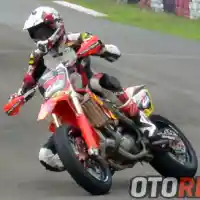 Galleri foto Galeri Foto Dimas Ekky Pratama Sliding Bersama Motor Supermoto