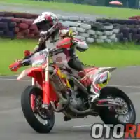 Galleri foto Galeri Foto Dimas Ekky Pratama Sliding Bersama Motor Supermoto