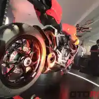 Galleri foto GALERI: Ducati Streetfighter V2, Moge Bergaya Naked Tenaga Beringas