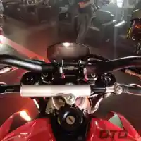 Galleri foto GALERI: Ducati Streetfighter V2, Moge Bergaya Naked Tenaga Beringas