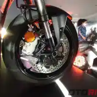 Galleri foto GALERI: Ducati Streetfighter V2, Moge Bergaya Naked Tenaga Beringas