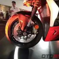 Galleri foto GALERI: Ducati Streetfighter V2, Moge Bergaya Naked Tenaga Beringas