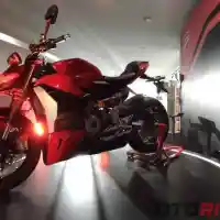 Galleri foto GALERI: Ducati Streetfighter V2, Moge Bergaya Naked Tenaga Beringas