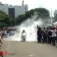 Galleri foto Galeri Foto: Cal Crutchlow Burnout di Kemayoran!