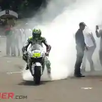 Galleri foto Galeri Foto: Cal Crutchlow Burnout di Kemayoran!