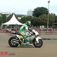 Galleri foto Galeri Foto: Cal Crutchlow Burnout di Kemayoran!