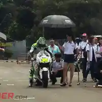 Galleri foto Galeri Foto: Cal Crutchlow Burnout di Kemayoran!