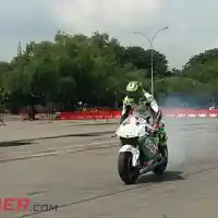 Galleri foto Galeri Foto: Cal Crutchlow Burnout di Kemayoran!