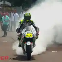 Galleri foto Galeri Foto: Cal Crutchlow Burnout di Kemayoran!
