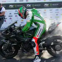 Galleri foto Kawasaki H2R Pecahkan Rekor di Isle Of Man TT