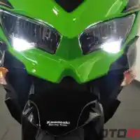 Galleri foto GALERI: Lebih Dekat dengan Kawasaki Ninja ZX-25R 2021