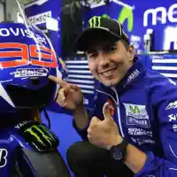 Galleri foto Logo BLUE CORE Nempel di Tunggangan Rossi dan Lorenzo
