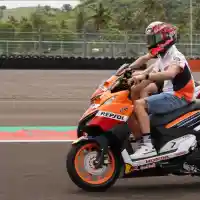 Galleri foto Intip Keseruan Marquez dan Espargaro Jajal Vario 160 di Sirkuit Mandalika