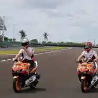 Galleri foto Intip Keseruan Marquez dan Espargaro Jajal Vario 160 di Sirkuit Mandalika