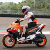 Galleri foto Intip Keseruan Marquez dan Espargaro Jajal Vario 160 di Sirkuit Mandalika