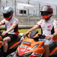 Galleri foto Intip Keseruan Marquez dan Espargaro Jajal Vario 160 di Sirkuit Mandalika